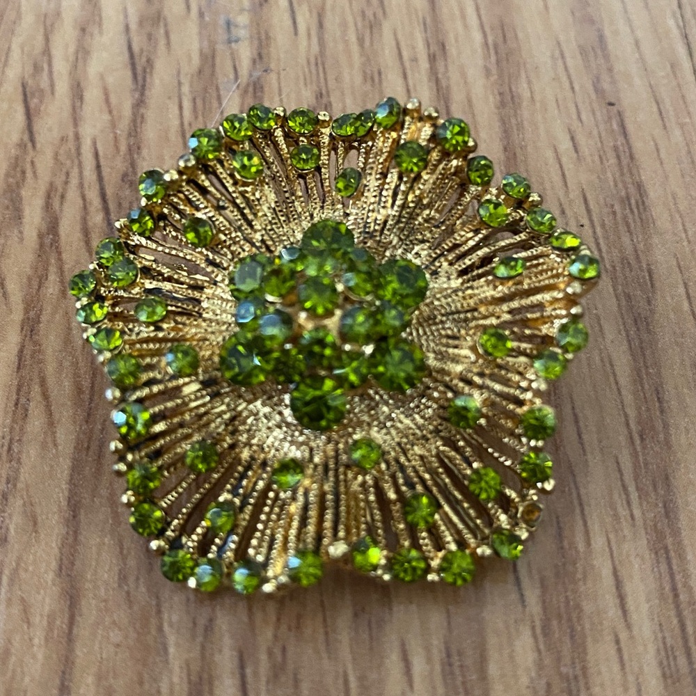 ❤️ Rhinestone Starburst Flower Pin